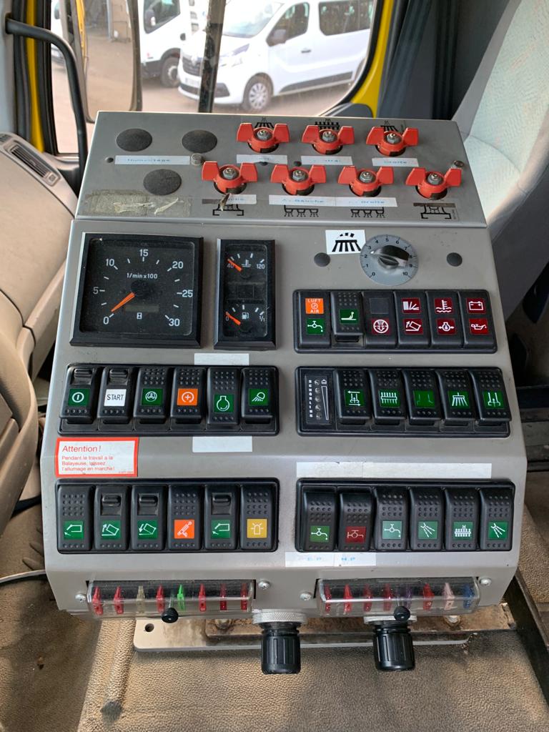 Balayeuse Eurovoirie Renault Premium 320 – VENDU
